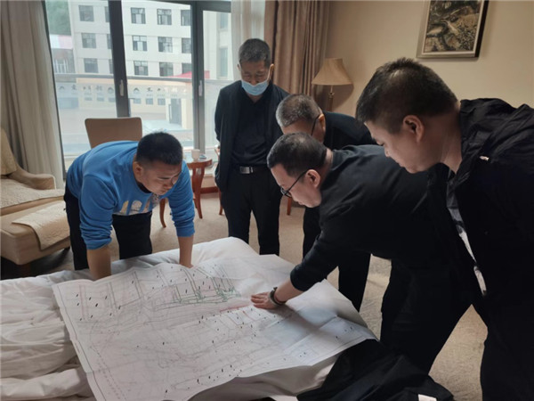 山東科技大學(xué)實(shí)用礦山壓力研究中心主任石永奎教授、郝建博士應(yīng)邀赴龍煤雙鴨山礦業(yè)集團(tuán)進(jìn)行技術(shù)交流
